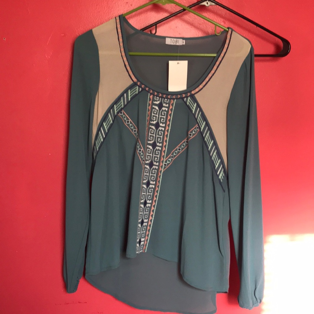 Women’s NWT blue pattern long sleeve top